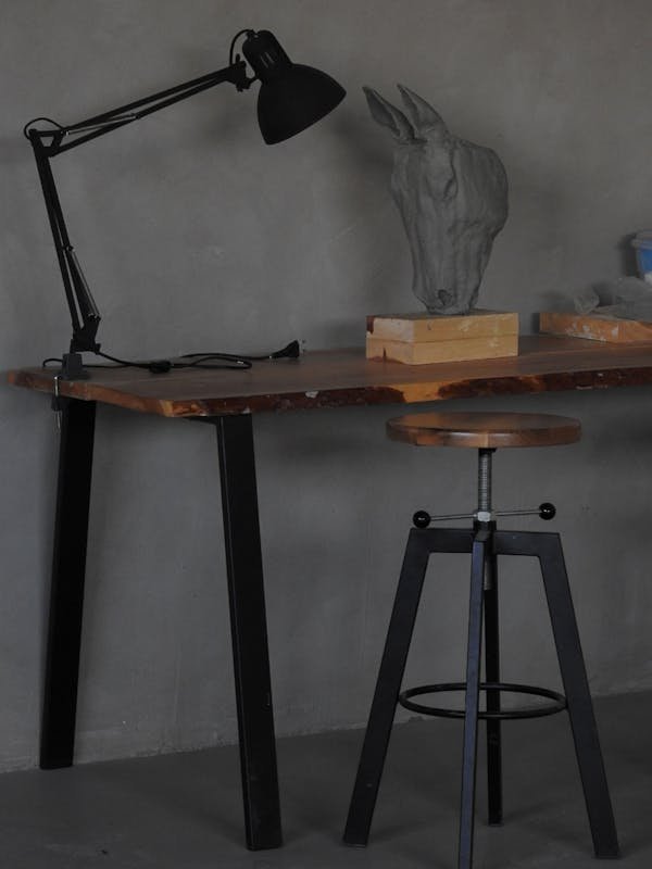 Bureau industriel en métal et bois : style robuste et tendance